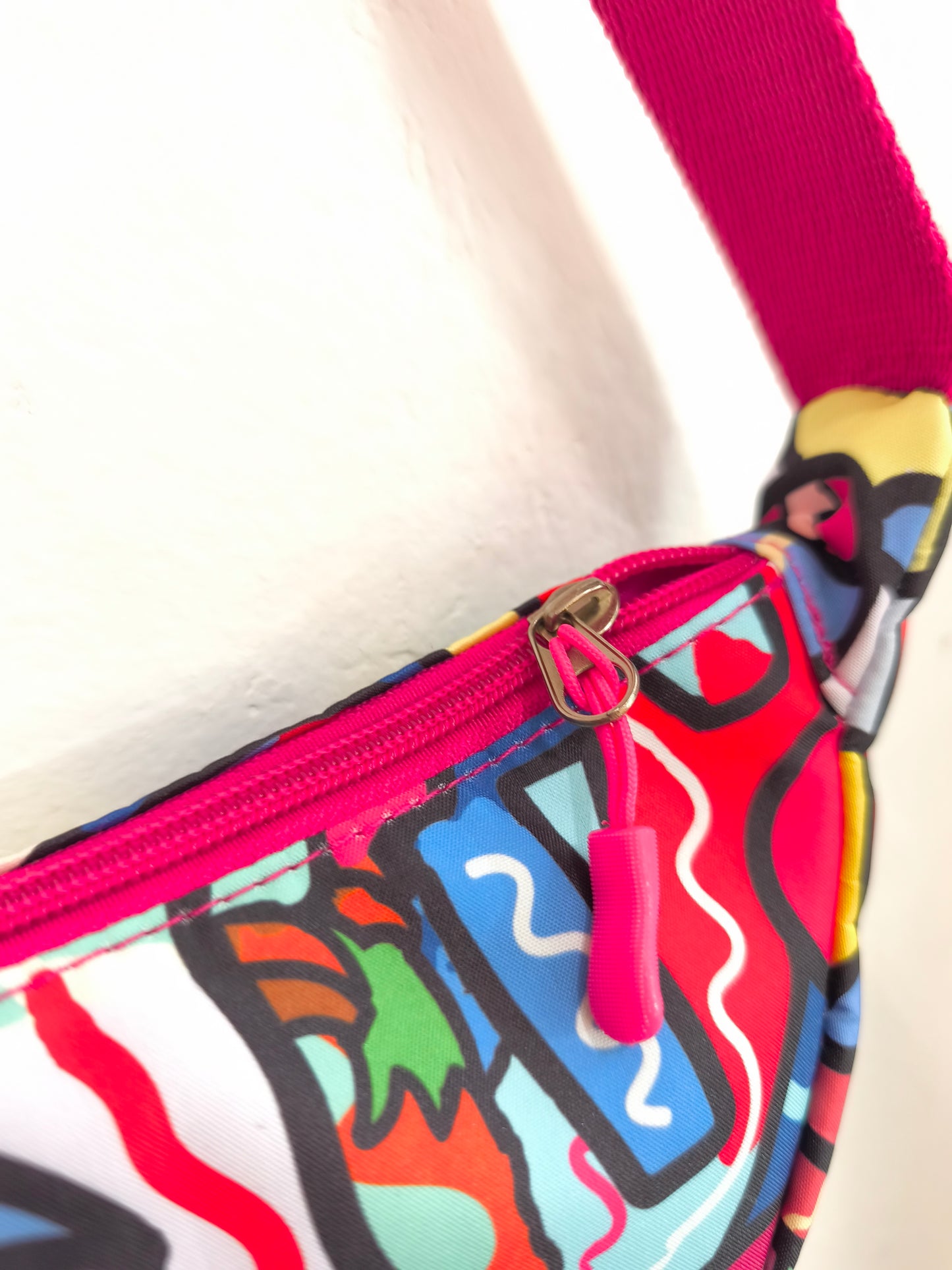 Cross body bag in colourfull pattern